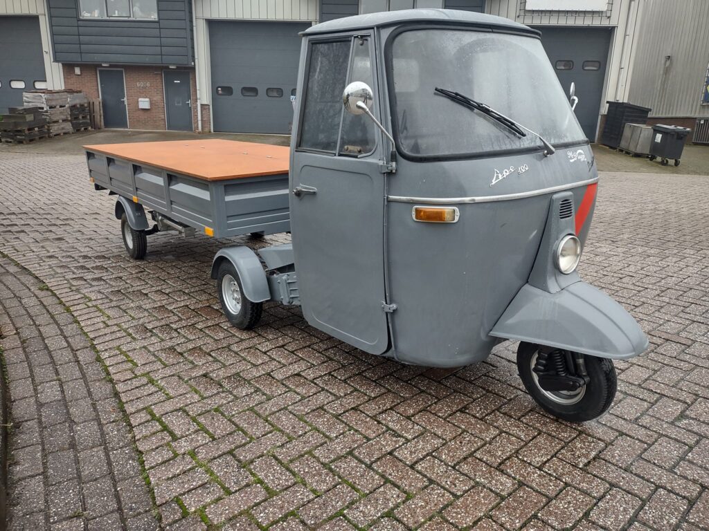 Piaggio Ape Pentaro Foodtruck met oplegger (Sale & Rent)