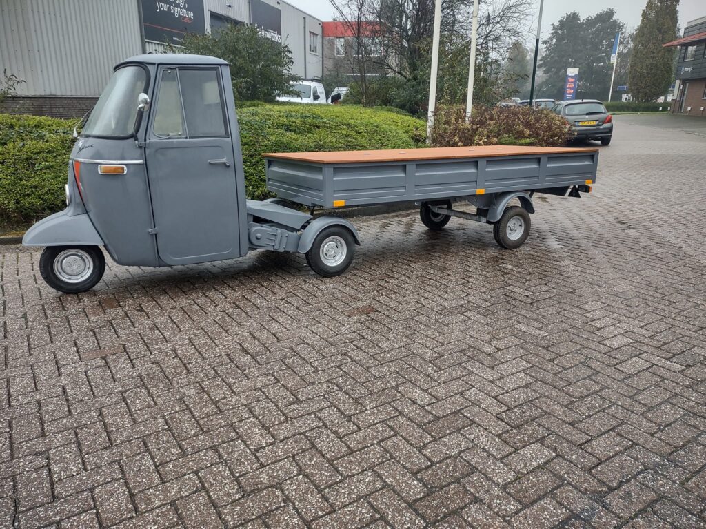 Piaggio Ape Pentaro Foodtruck met oplegger (Sale & Rent)