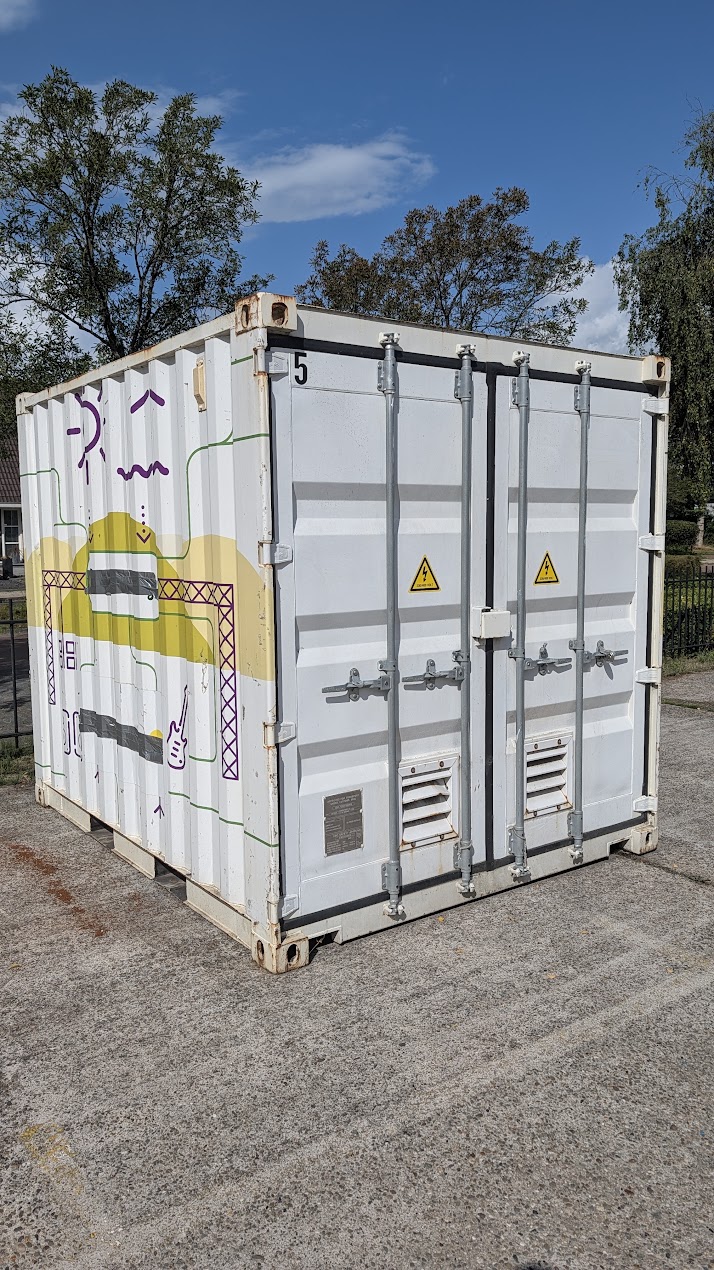 Victron Energy 6x Quattro omvormer/lader in container