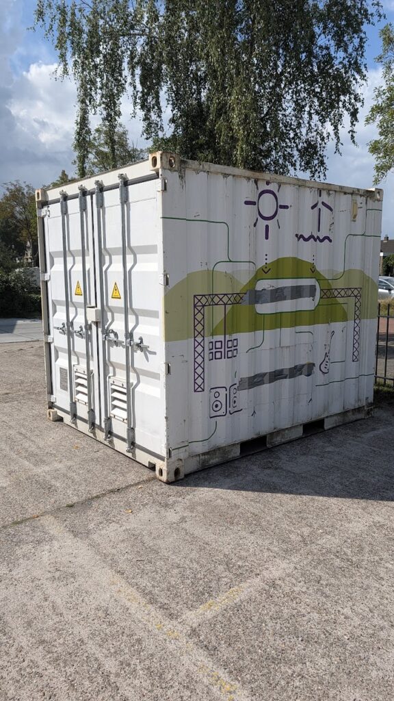 Victron Energy 6x Quattro omvormer/lader in container