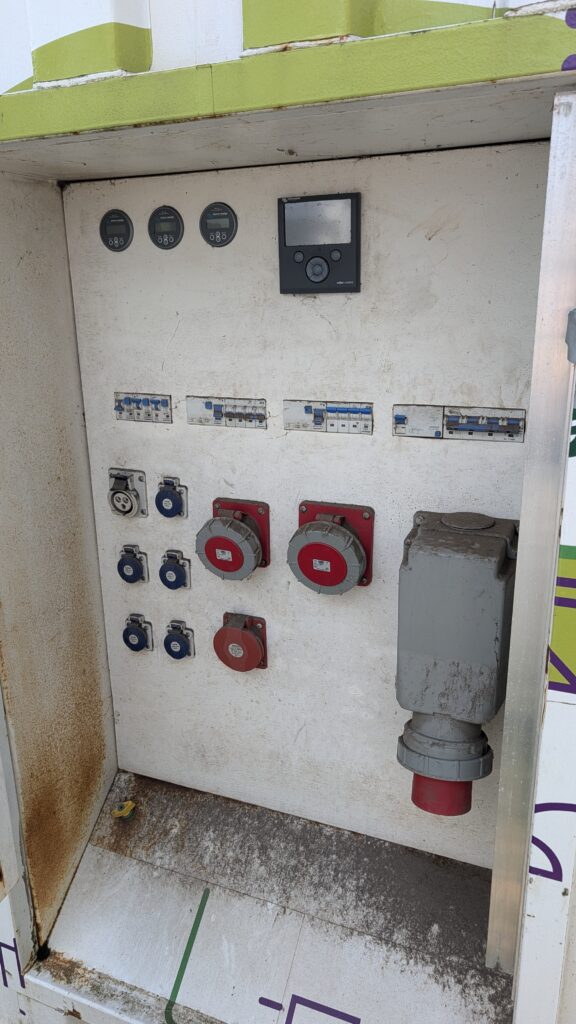 Victron Energy 6x Quattro omvormer/lader in container