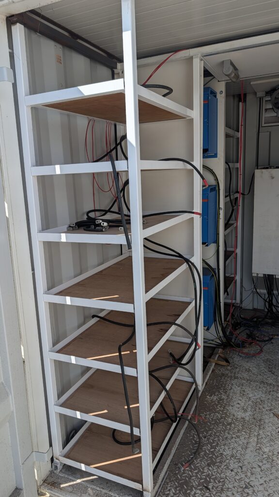 Victron Energy 6x Quattro omvormer/lader in container