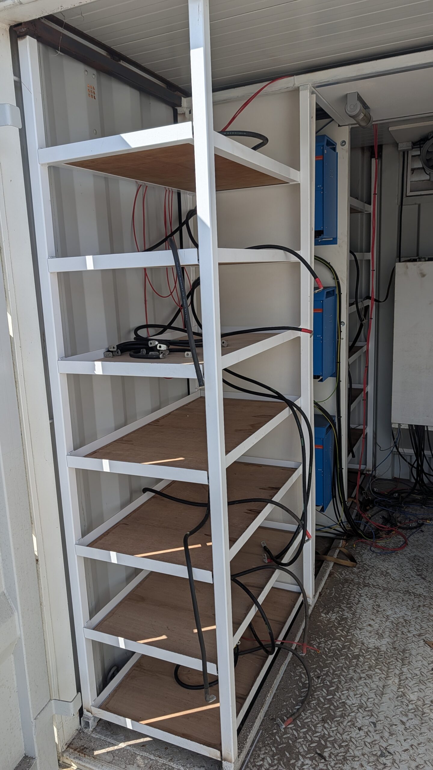 Victron Energy 6x Quattro omvormer/lader in container