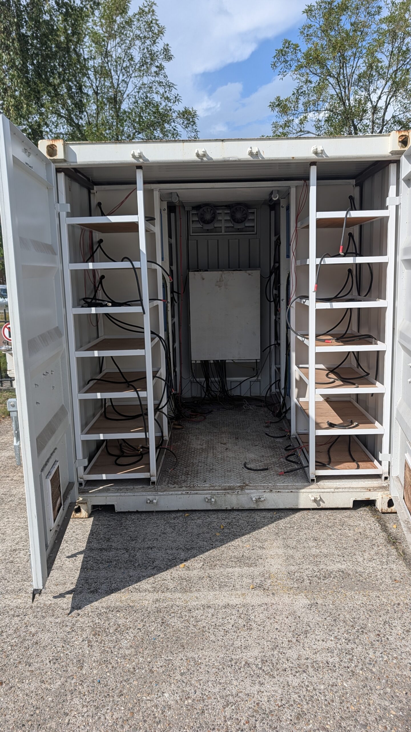 Victron Energy 6x Quattro omvormer/lader in container