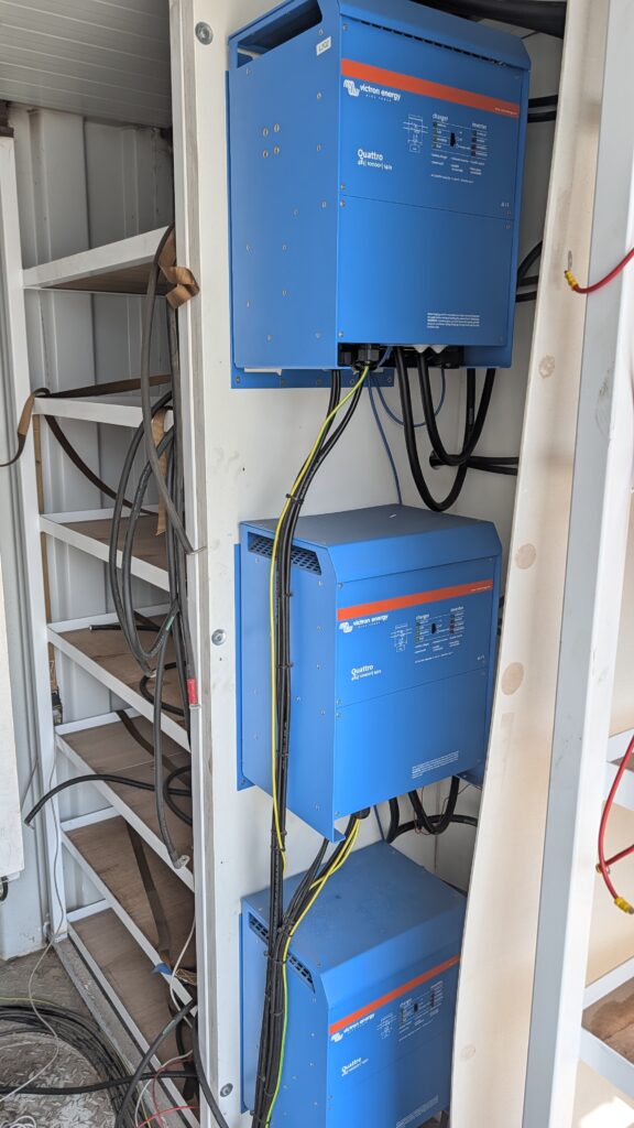 Victron Energy 6x Quattro omvormer/lader in container